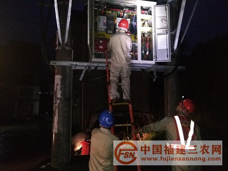 (1)7月11日晚,国网周宁供电公司抢修人员对10千伏线路故障进行夜间抢修(阮军传摄).jpg