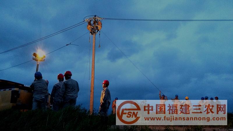 (5)7月11日夜,龙岩供电公司支援抢修队连夜修复10千伏配网线路(林丽君摄).jpg