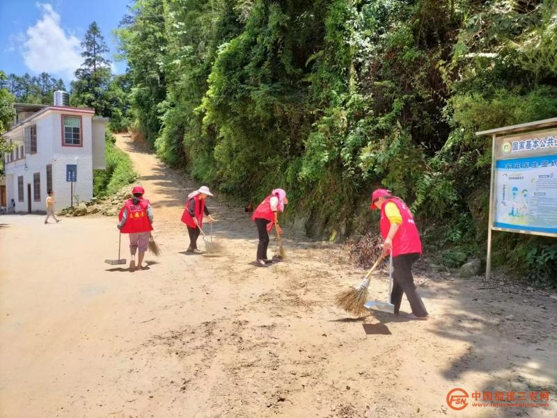 图1：湘店镇志愿者开展道路清扫作业，清理进村主干道路面泥沙、枯枝杂物，改善道路沿线村容。.jpg